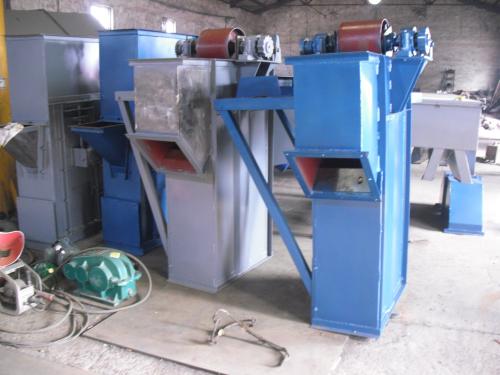 TD250皮帶鬥式（shì）提升機