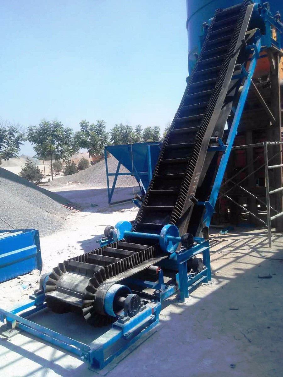 波形擋邊（biān）大傾角（jiǎo）皮帶式輸送（sòng）機