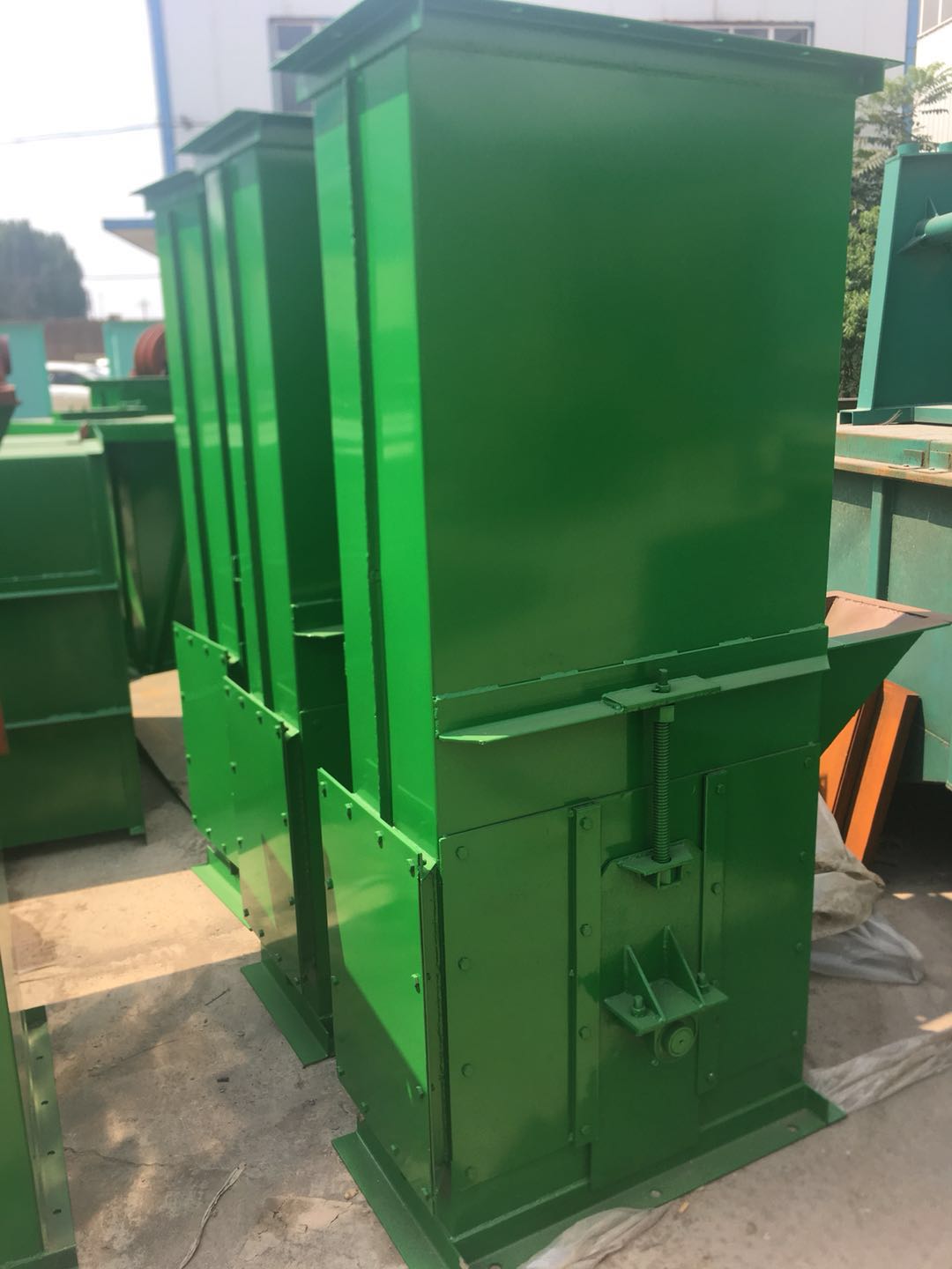 鬥提機（jī）下箱（xiāng）體密封處理展示