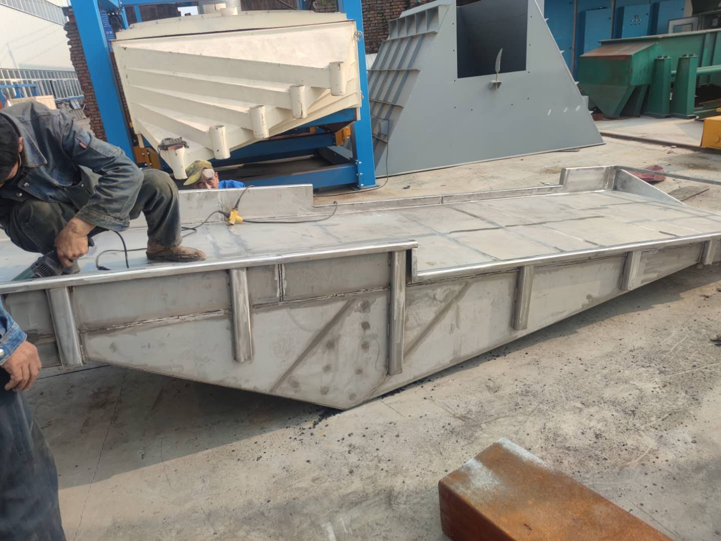 振（zhèn）動磁選機生產中