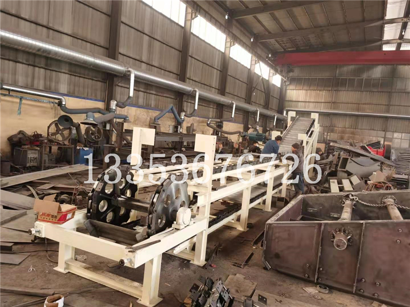 不鏽鋼防腐蝕鱗板式(shì)輸送機2 不鏽鋼防腐蝕鱗板式輸送機(jī)2