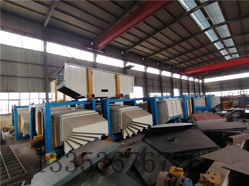 烘幹砂精細方（fāng）形搖擺篩分機多台