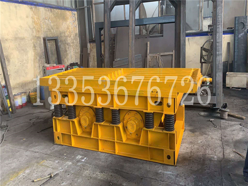 振動（dòng）台麵上（shàng）固定模具的混（hún）凝土預製件振（zhèn）動平台