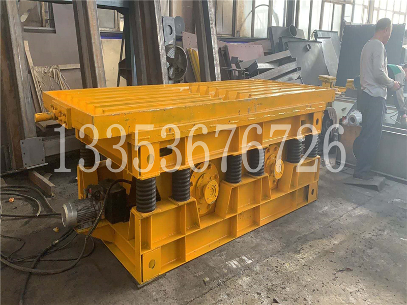 振動台麵上固定模具的（de）混凝土預製件振動平台（tái）1