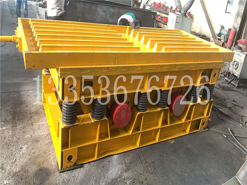 振動台麵上固定模具的混凝土預製件振動平台2