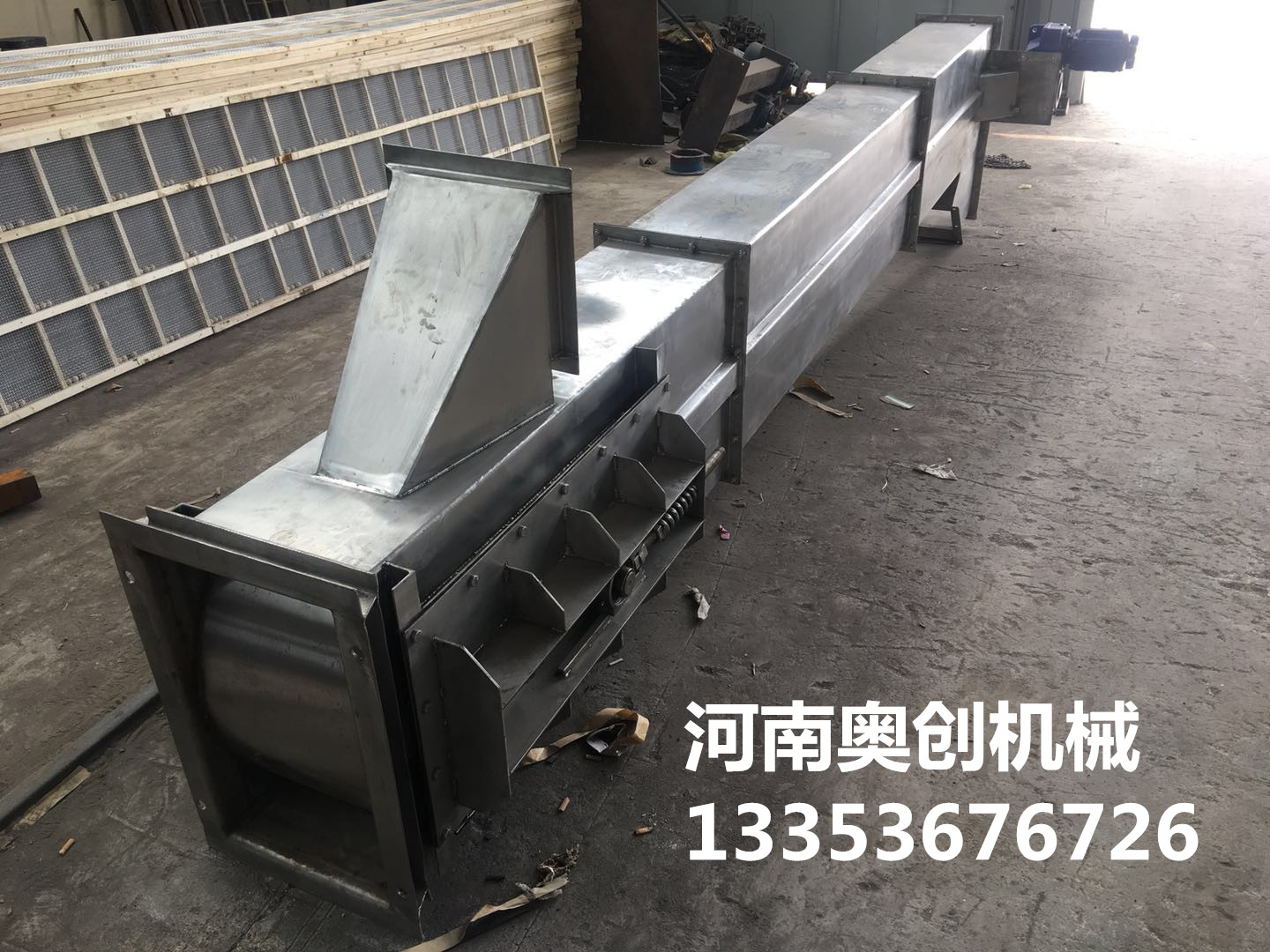 不鏽鋼粉末鬥提機展示1