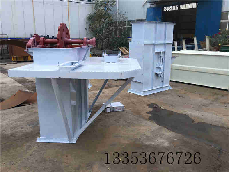 白色鬥式提升機