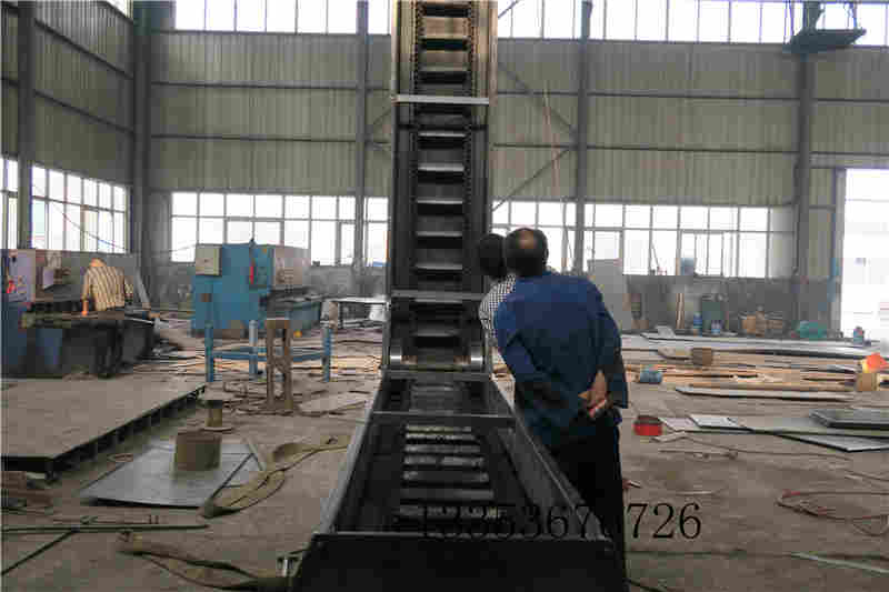 大傾角帶箱體（tǐ）皮帶輸送機