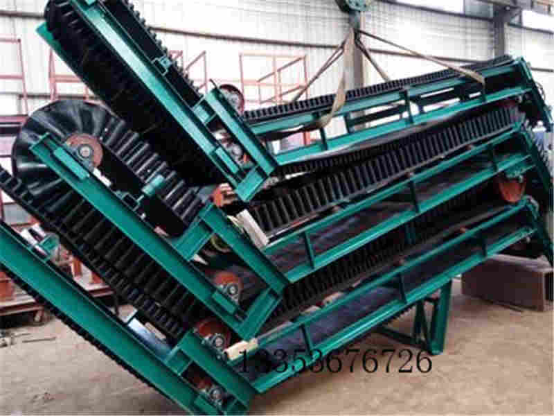 大傾角（jiǎo）帶式輸送機