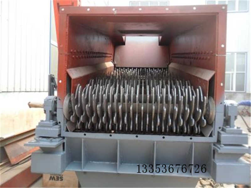 堆放含（hán）泥煤塊滾軸篩（shāi）分機