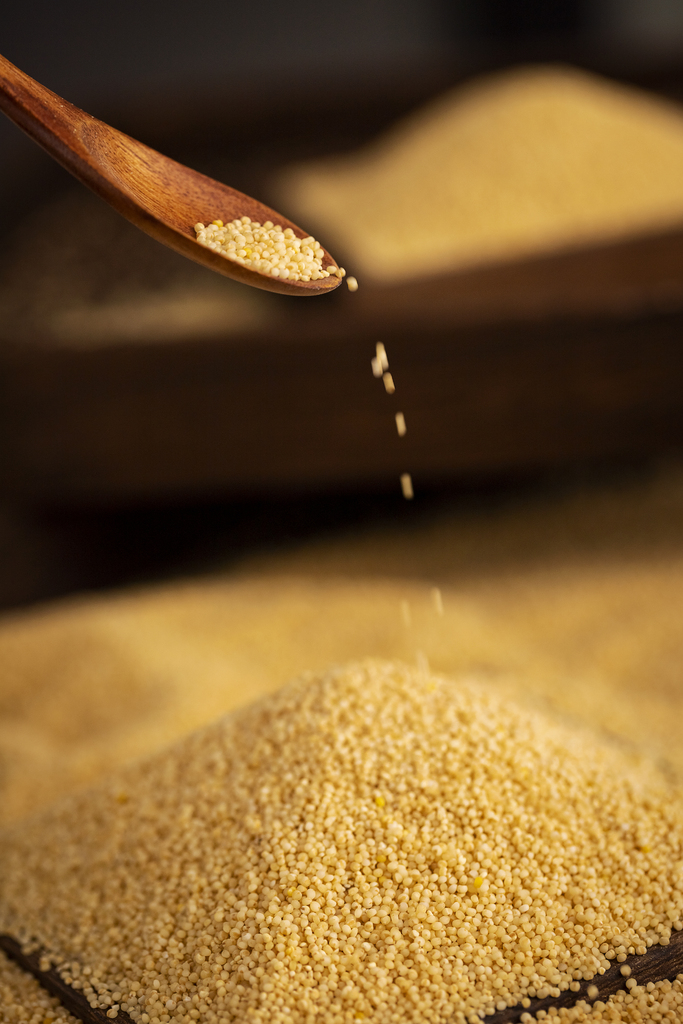 小米除雜（zá）使用（yòng）直線篩（shāi）與旋振篩對比（bǐ）